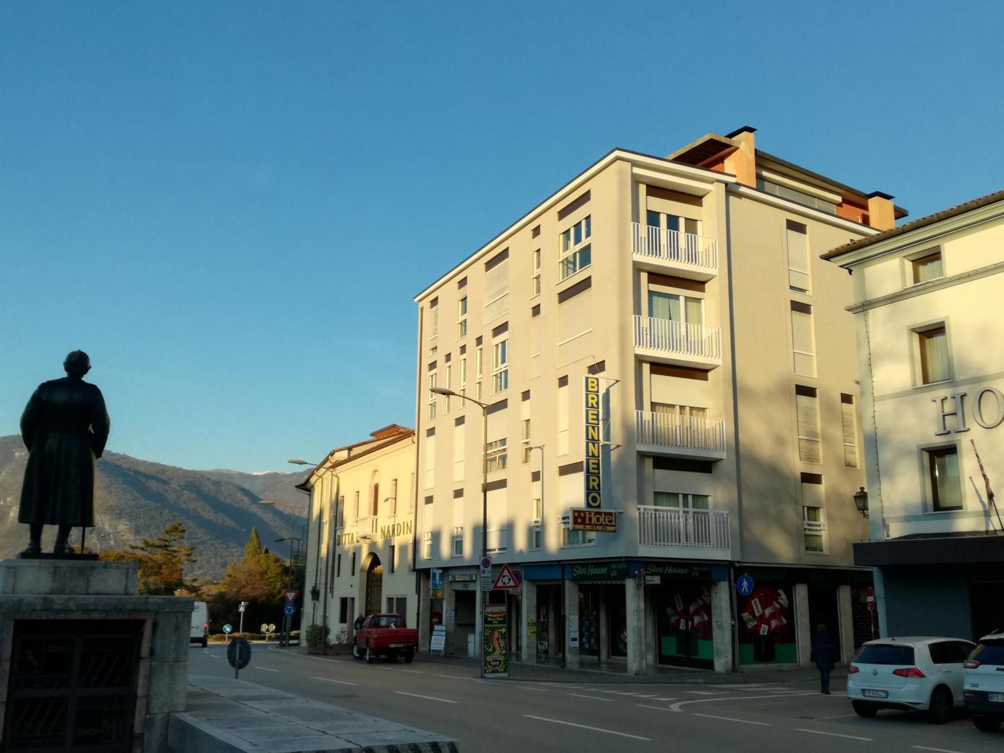 Hotel Brennero Басано дел Грапа Екстериор снимка