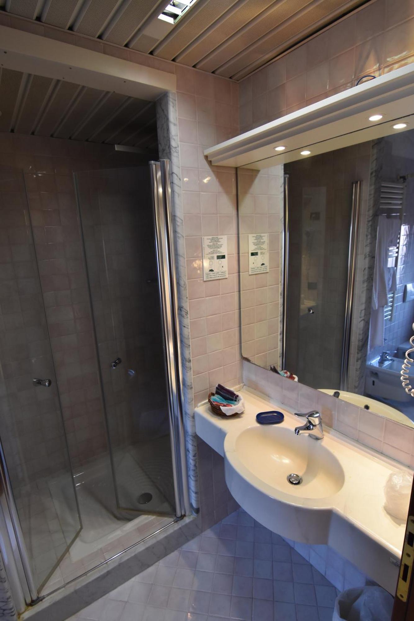 Hotel Brennero Басано дел Грапа Стая снимка